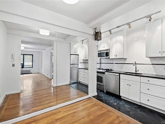 3rd image of 227 E 57th St E #7D