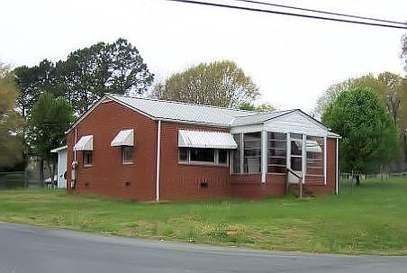 1st image of 903 N Main St