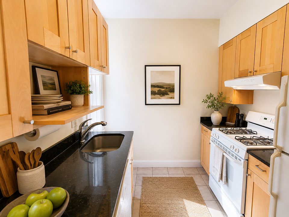 1st image of 27 Queensberry St #21
