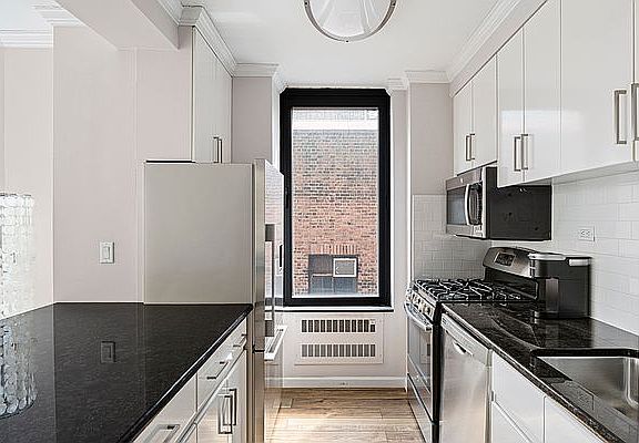 5th image of 155 W 70th St APT 9A