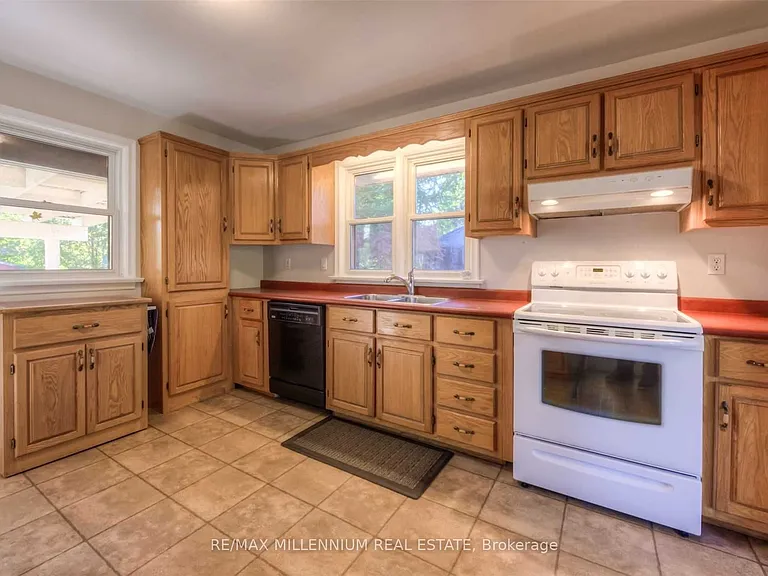 135 Byron Ave — Photo 6