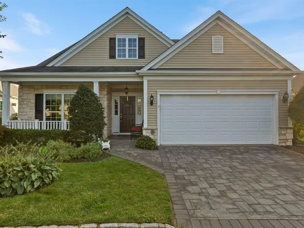 8 Philips Court #8, Mount Sinai, NY 11766
