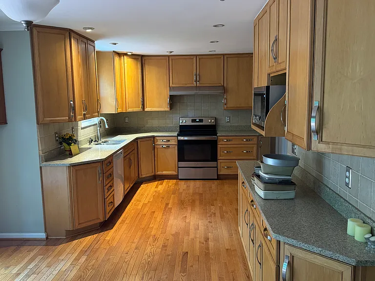 9591 Bronte Dr — Photo 16