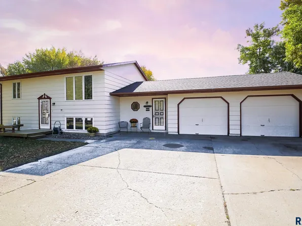 101 E Marialane Dr, Brandon, SD 57005