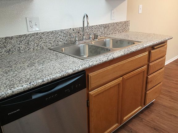 5th image of 13138 Moorpark St APT 7