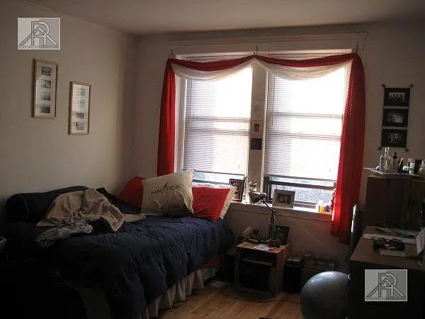 4 bed, 1.0 bath, 1325 sqft, $3,800 — Photo 3