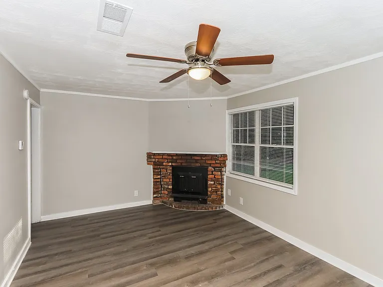 1765151_019_family_room_13186775.jpg