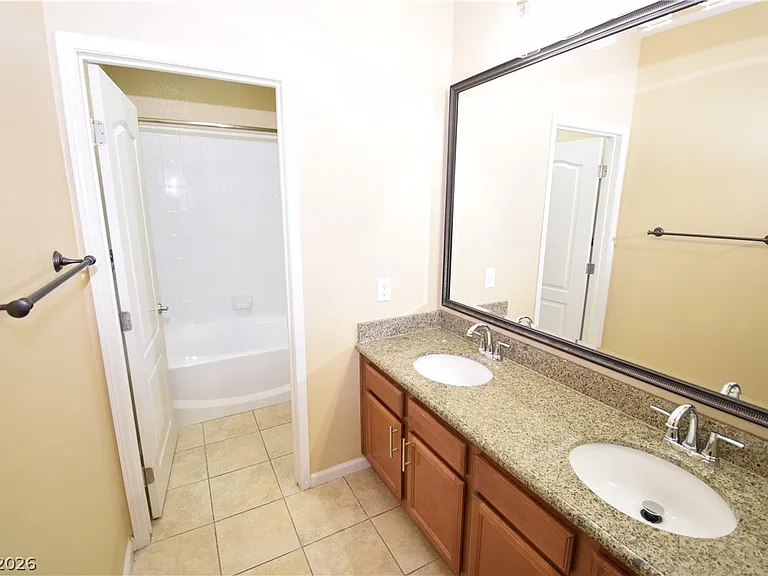 1613 Queen Victoria St #103 — Photo 18