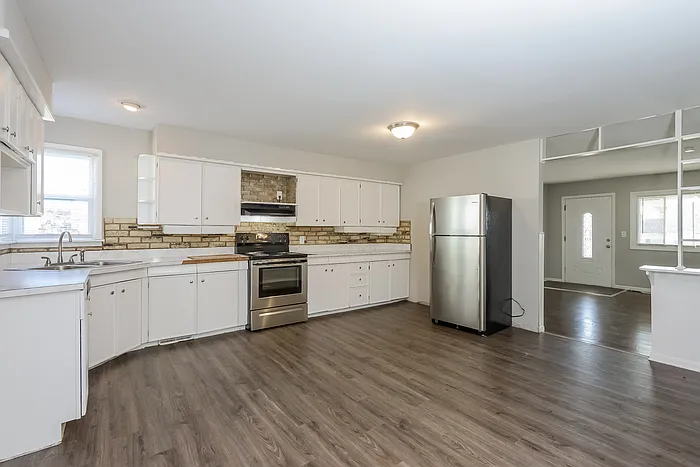 111 N Gilbert St — Photo 5