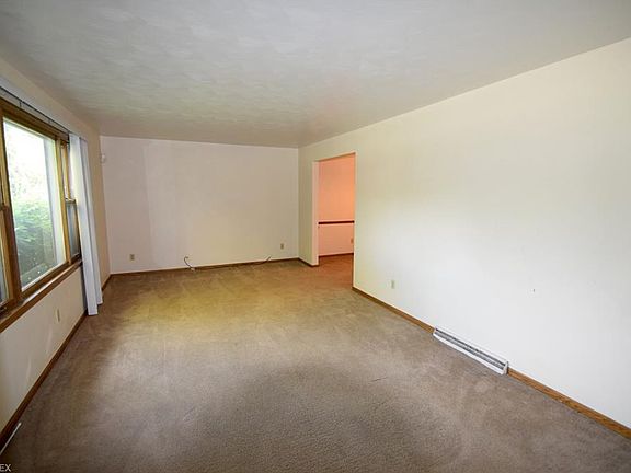 3rd image of 521 Oakridge Dr