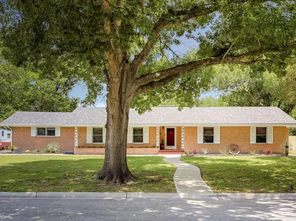 1215 W Live Oak St, Lockhart, TX 78644