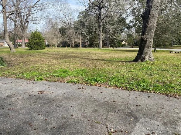 2403 N Vaughan Dr, Mobile, AL 36605