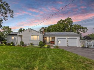 12 Arlington Rd, Windsor Locks, CT 06096