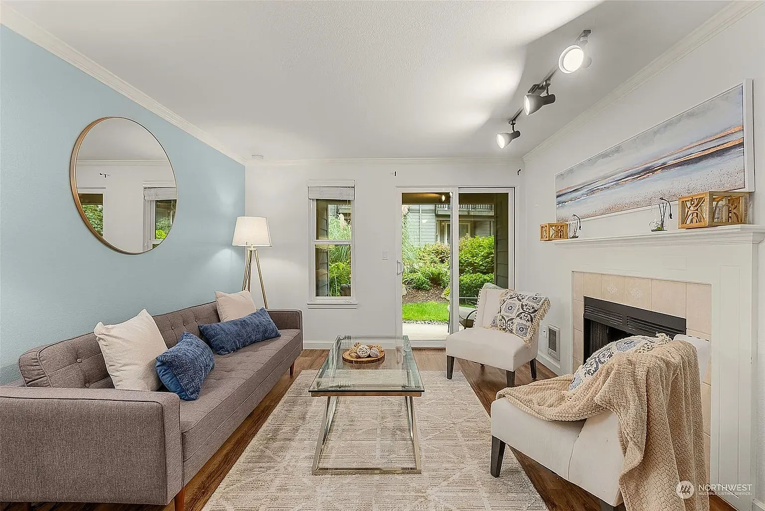 2 bed, 966 sqft, $2,300 — Photo 1