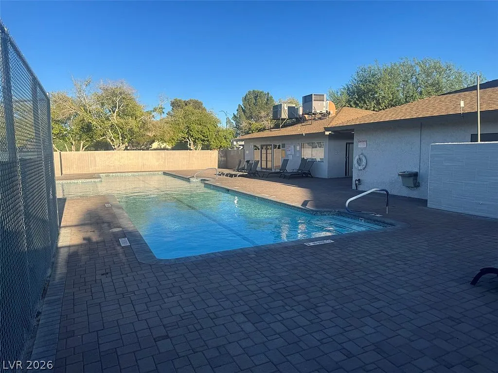 2 bed, 1.0 bath, 880 sqft, $1,195 — Photo 2