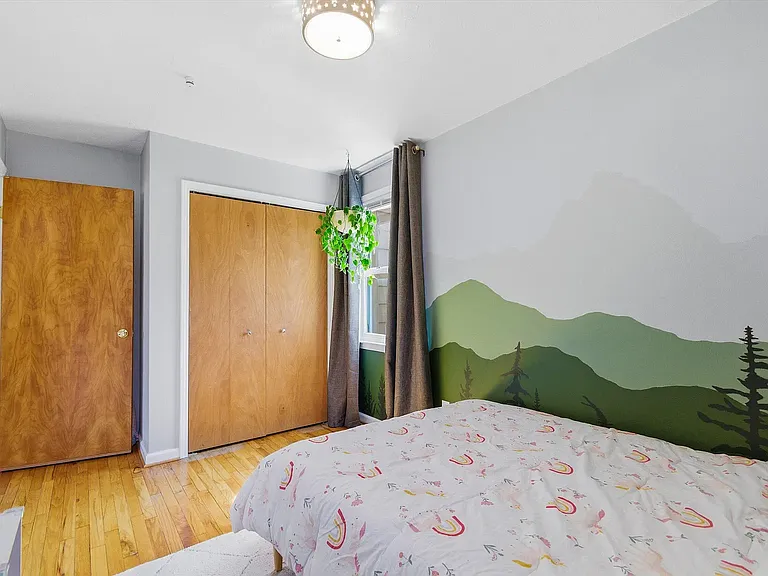 2437 Burns St — Photo 3