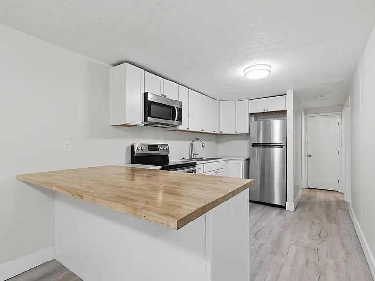831 W Lennox St — Photo 2