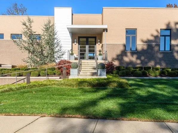 3704 W 71st St, Prairie Village, KS 66208