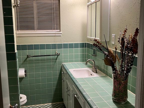 Main bathroom 