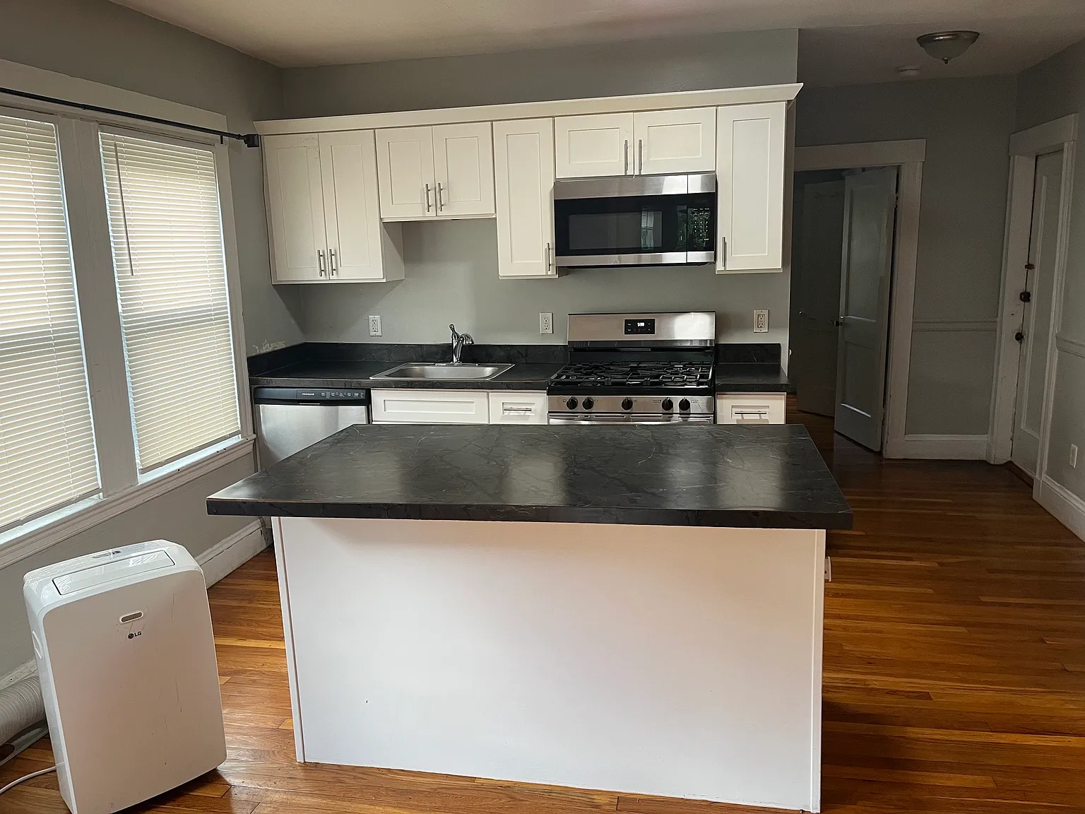 2 bed, 800 sqft, $2,800 — Photo 1