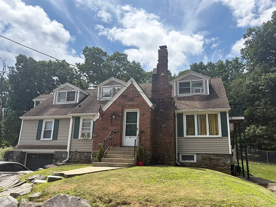 57 Swan Ave #2