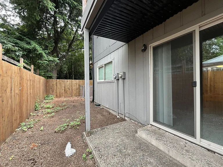 15827 NE Glisan St #3 — Photo 27