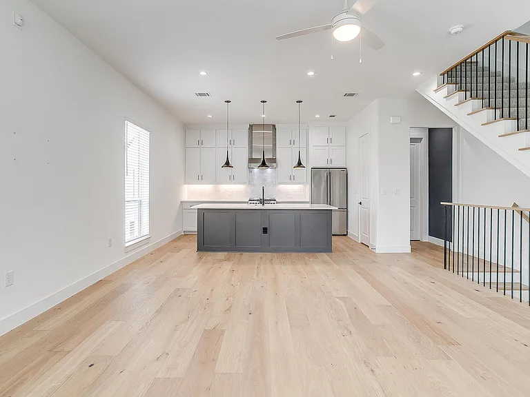 131 Thornton St — Photo 3