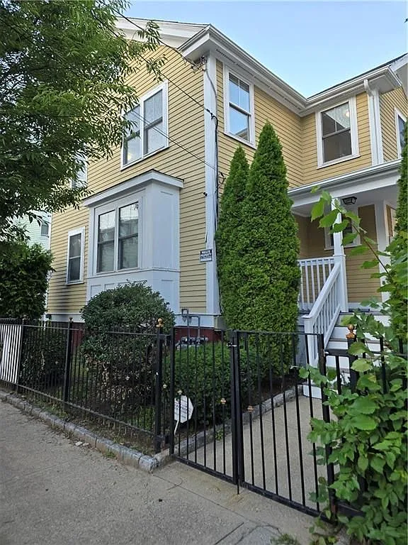 3 bed, 1.0 bath, 1224 sqft, $2,300 — Photo 3