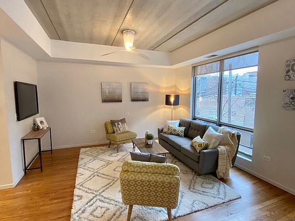 2nd image of 1422 N La Salle St #305