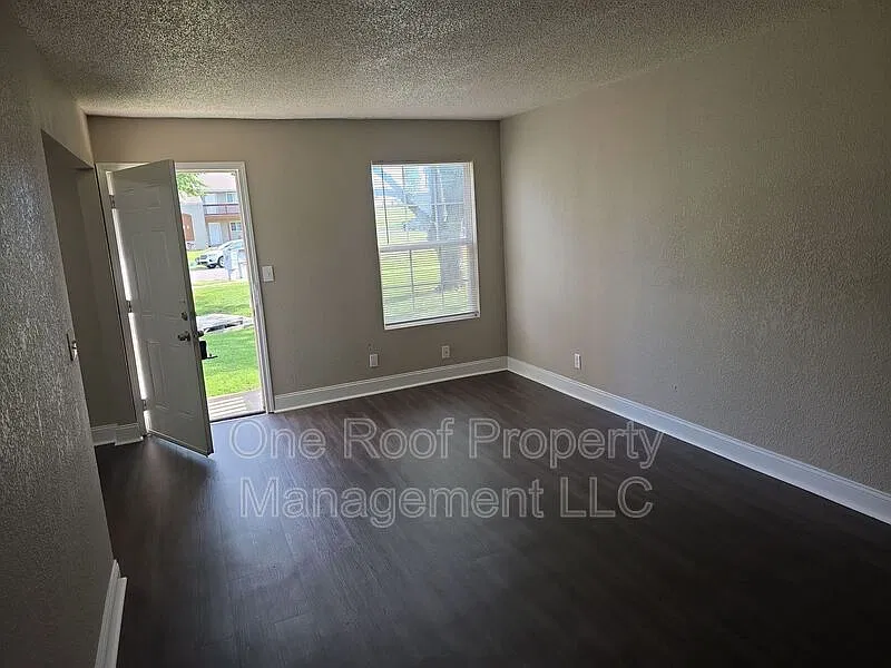 2 bed, 1.0 bath, 740 sqft, $995 — Photo 3