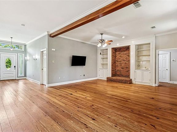 3rd image of 301 Shady Oak Ln