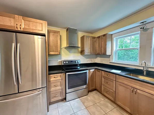 100 Reservoir Rd, Cumberland, RI 02864