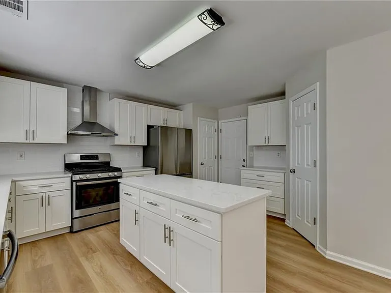 340 Waddington Trl — Photo 24