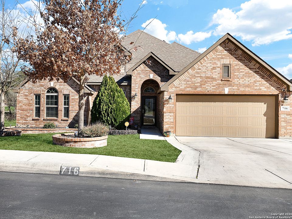 1st image of 716 DECATHLON ST