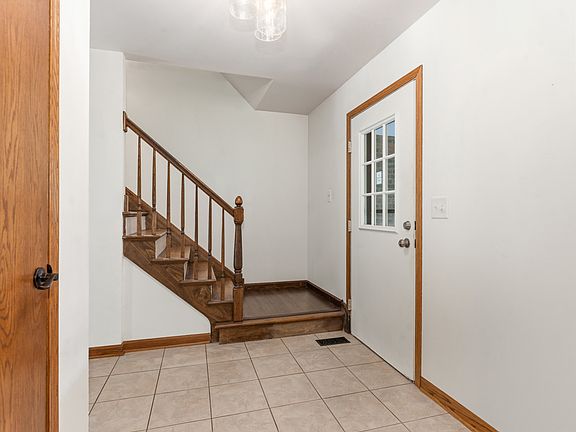 4th image of 20 Arthur Ct