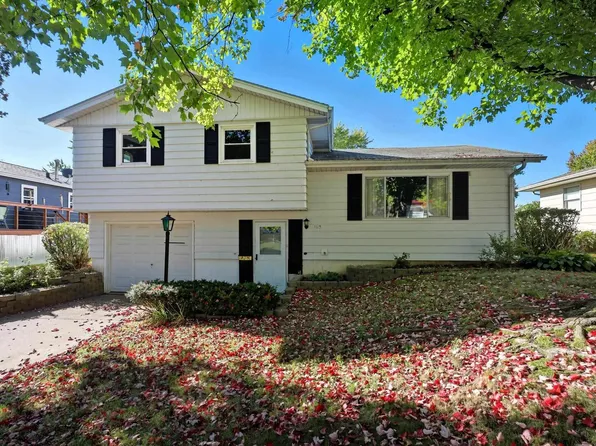 1113 Summit Hills Dr, Bettendorf, IA 52722