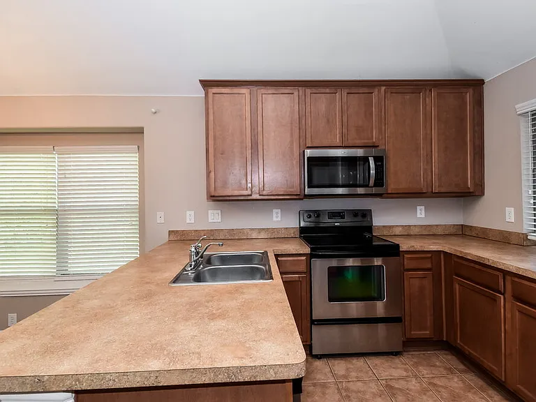 2224 Kingsdale Ct — Photo 6
