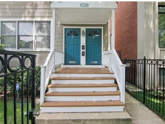 2nd image of 1326 W Melrose St #1
