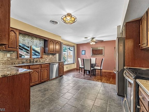 4th image of 42 Goldfinch Ln
