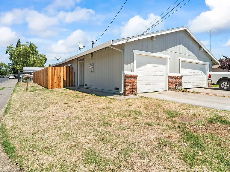 3800 Lily St — Photo 1
