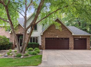 17 Forest Trl, Mahtomedi, MN 55115