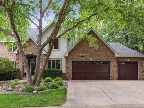 17 Forest Trl, Mahtomedi, MN 55115