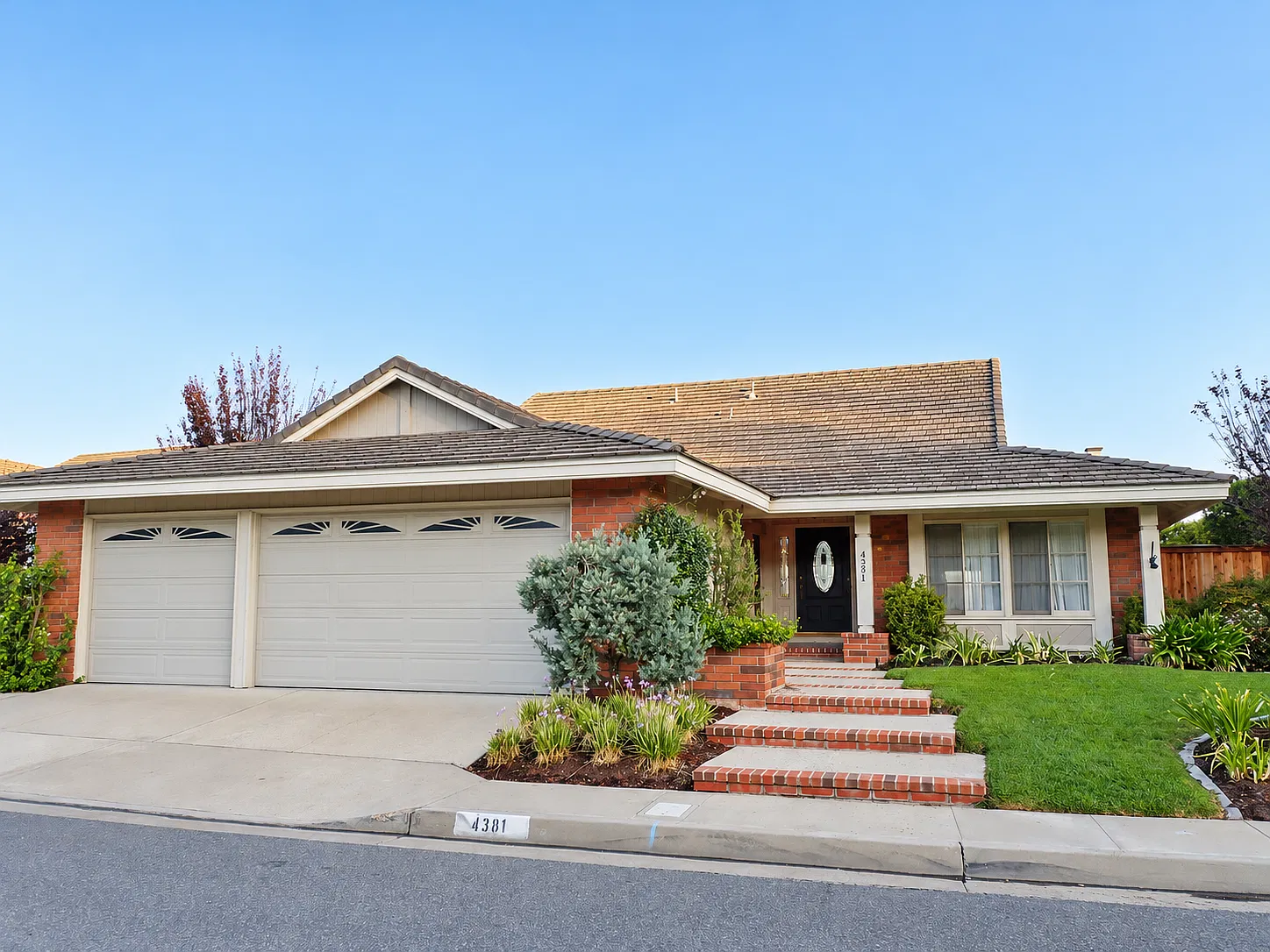 4 bed, 2358 sqft, $4,950 — Photo 1