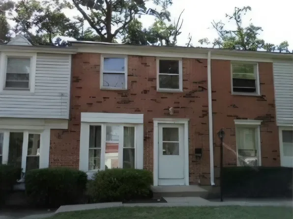 1082 Bristol Ct, Streamwood, IL 60107
