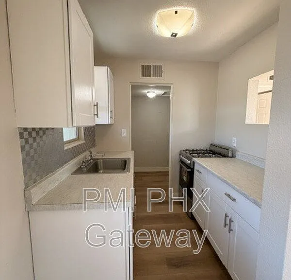 145 E Stewart St — Photo 4