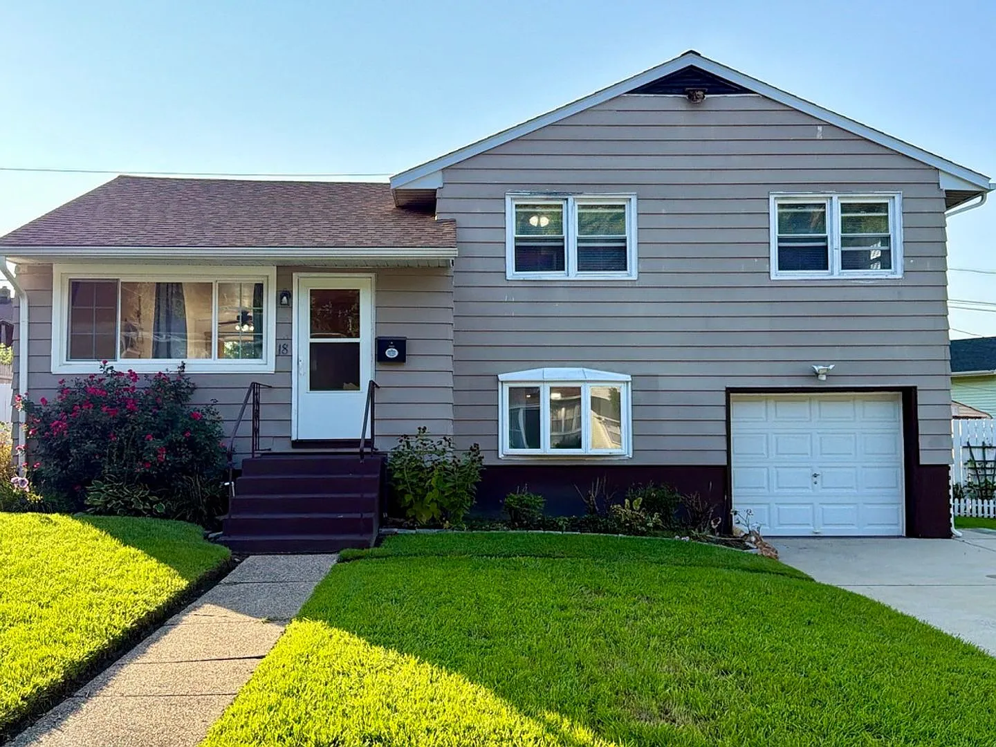 Welcome to 18 Aquilla Ave! — Photo 2