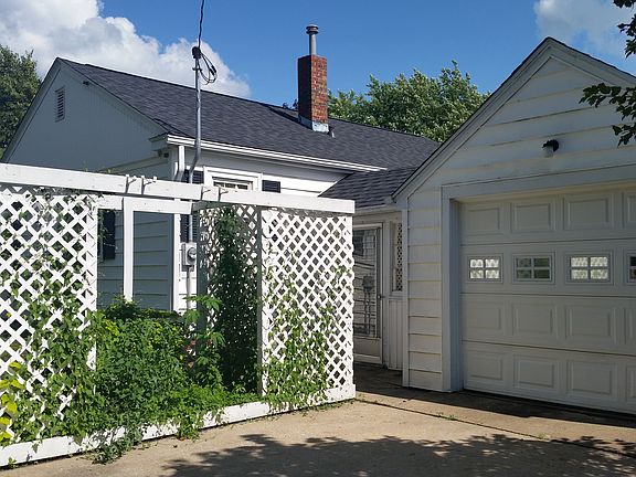 4th image of 222 2nd Ave NE
