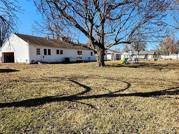 3rd image of 718 Prairie St