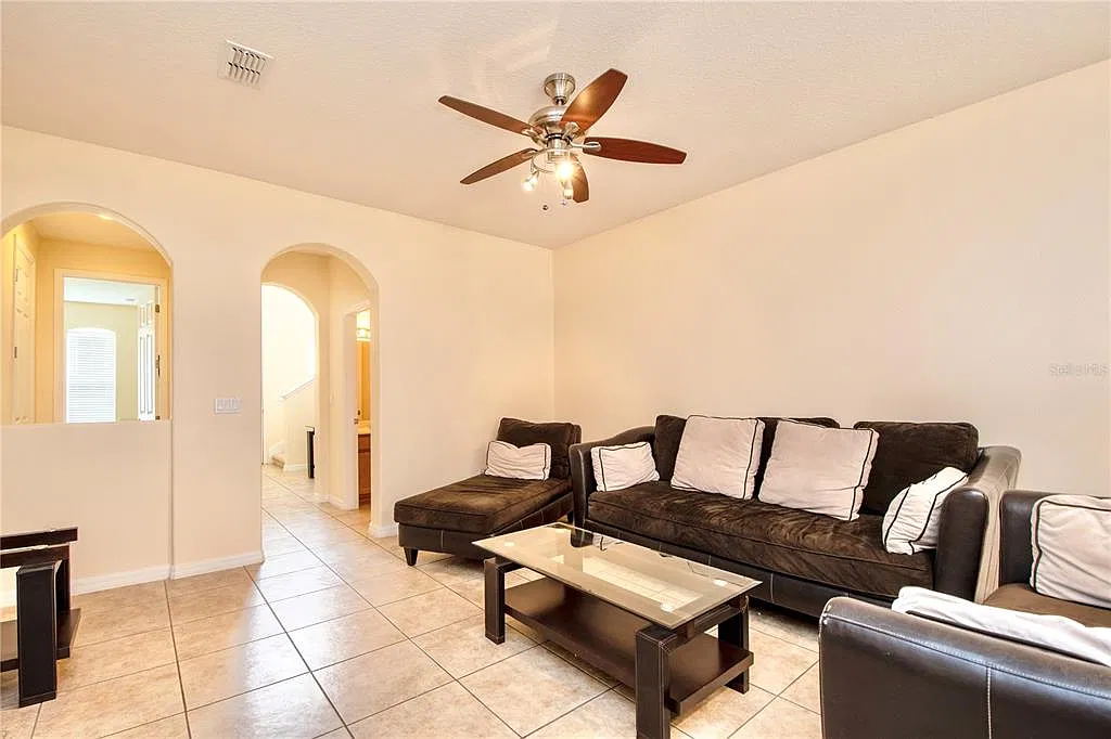 3 bed, 2.5 bath, 2011 sqft, $2,900 — Photo 4