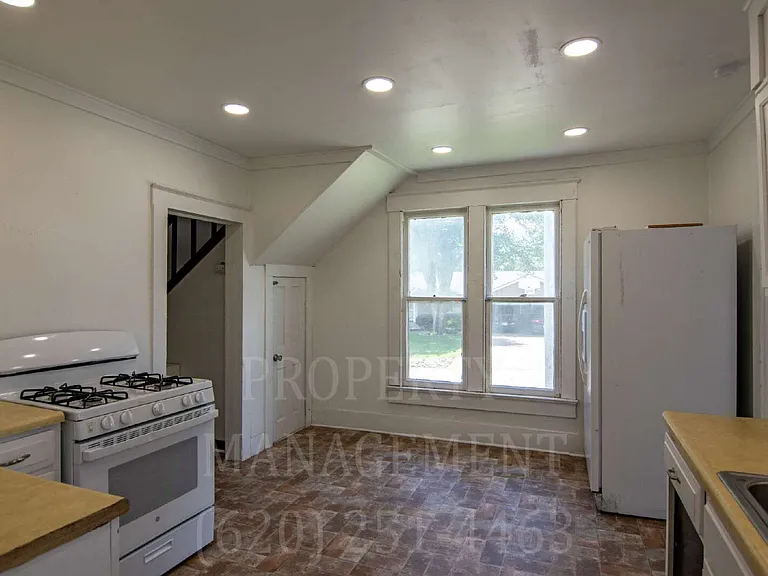 929 E Myrtle St — Photo 10